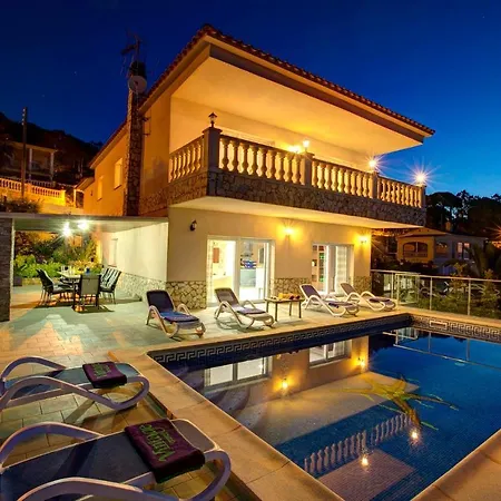 Sleeps 9 Pool Wifi Villa Lloret de Mar